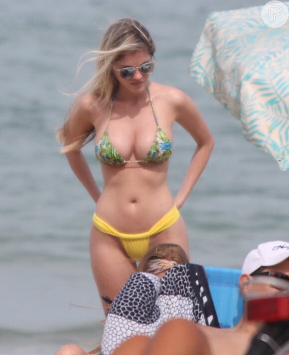 Bárbara Evans costuma exibir seu corpão em dia nas praias do Rio de Janeiro
