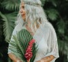 Vestido de noiva transparente: Astrid Fontenelle apostou em um look bem praiano já que renovou os votos de seu casamento na Bahia