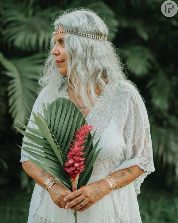 Vestido de noiva transparente: Astrid Fontenelle apostou em um look bem praiano já que renovou os votos de seu casamento na Bahia