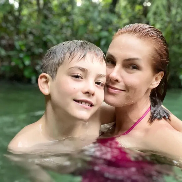 Ana Hickmann passou suas férias com o filho Alezinho e foi acusada pelo ex marido de cometer um crime em relação ao menino