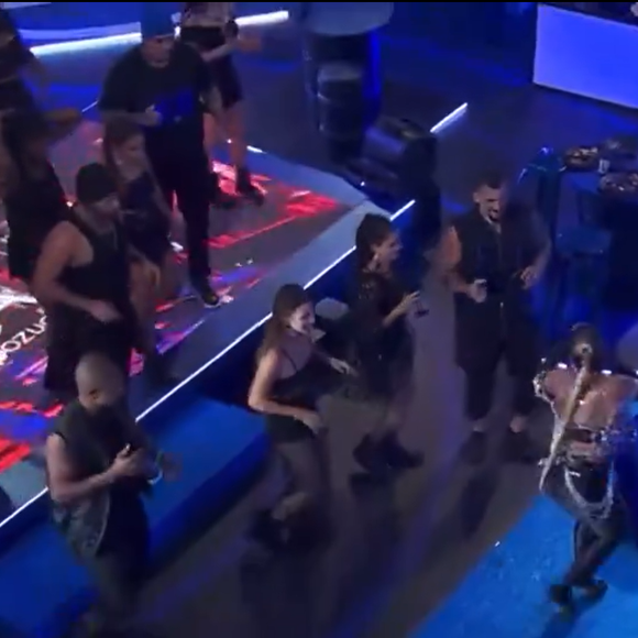Vendo Rodriguinho sentado durante seu show Valesca Popuzuda tomou uma atitude para fazer o pagodeiro reagir