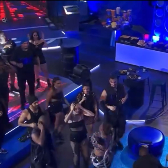 Valesca provoca Rodriguinho? No 'BBB 24' funkeira foi sentar bem em frente do pagodeiro que fica sentado nas festas
