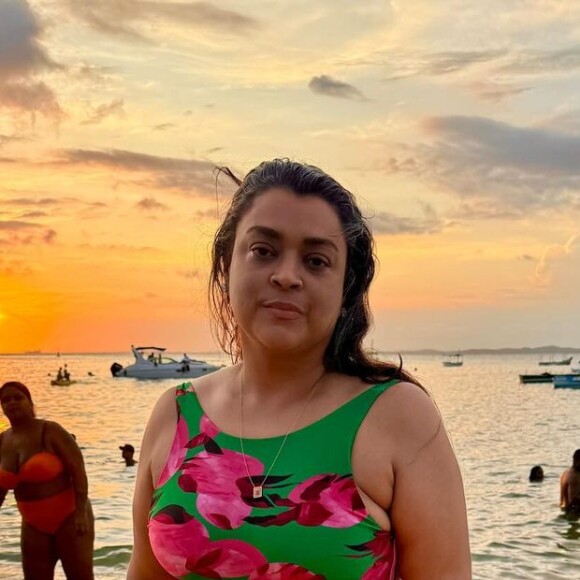 Preta Gil, curada de um câncer de intestino, publicou novas fotos na praia