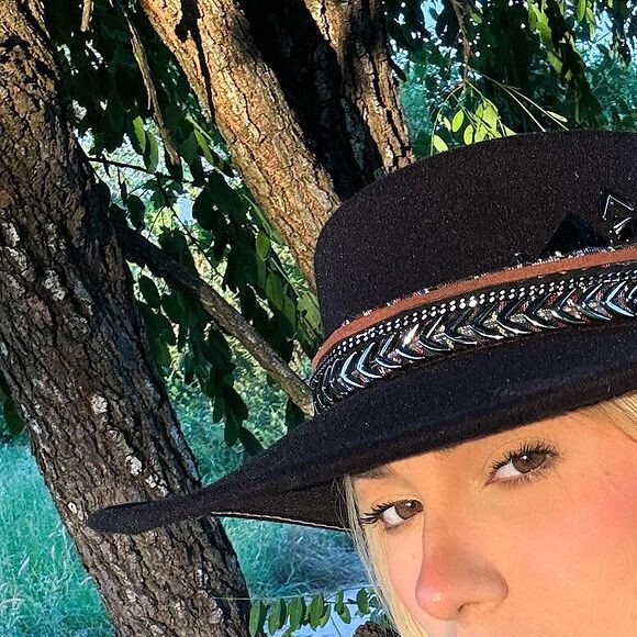 Virgínia Fonseca posou perto de girafas, leões, rinocerontes, zebras e mais animais