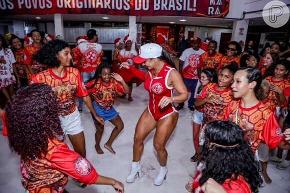 A nova geração vem aí! Viviane Araujo também interagiu com crianças e adolescentes da escola de samba