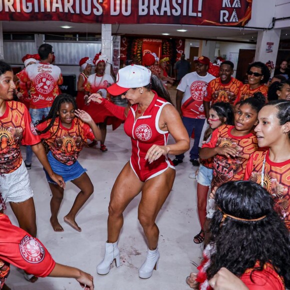 A nova geração vem aí! Viviane Araujo também interagiu com crianças e adolescentes da escola de samba