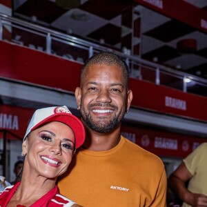 Viviane Araujo posou ao lado do marido Guilherme Militão e ganhou uma mãozinha na barriga