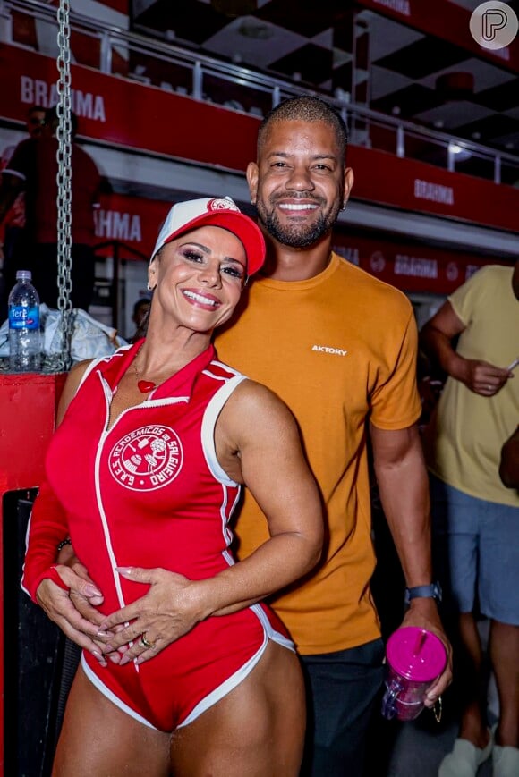 Viviane Araujo posou ao lado do marido Guilherme Militão e ganhou uma mãozinha na barriga