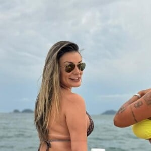 Andressa Urach foi flagrada em momento íntimo com a apresentadora do SBT Juju Ferrari