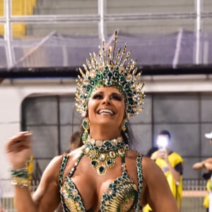 Rainha de bateria da Mancha Verde, Viviane Araujo dançou e mostrou muito samba no pé ao lado do mascote da escola de samba