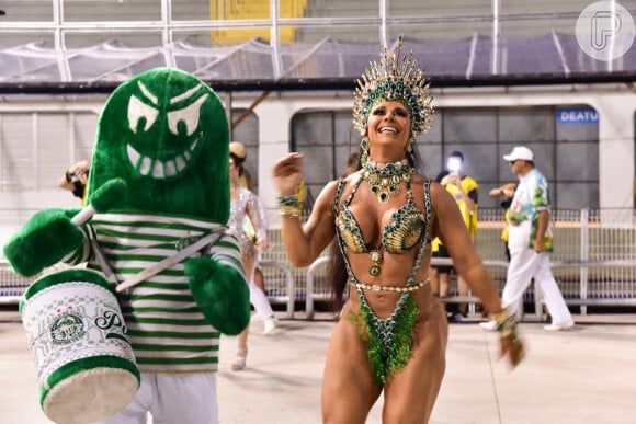 Rainha de bateria da Mancha Verde, Viviane Araujo dançou e mostrou muito samba no pé ao lado do mascote da escola de samba