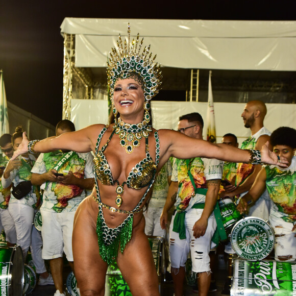 Viviane Araujo compareceu a um ensaio da Mancha Verde na noite deste sábado (27)