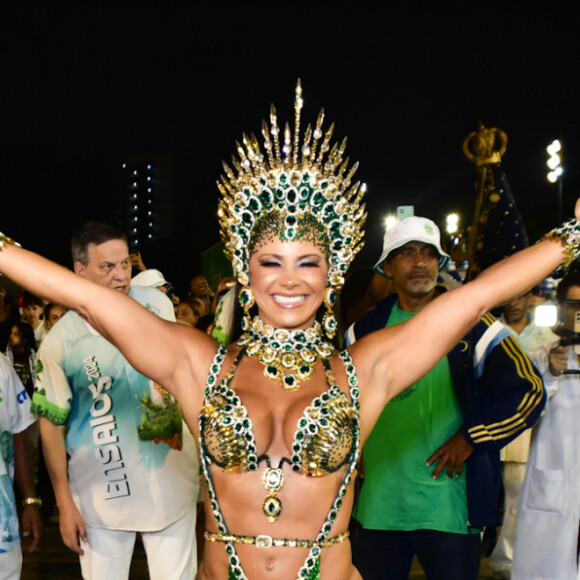 Viviane Araujo foi acusada por Leo Dias de não comparecer aos ensaios da Mancha Verde, que não estaria gostando da conduta da rainha de bateria