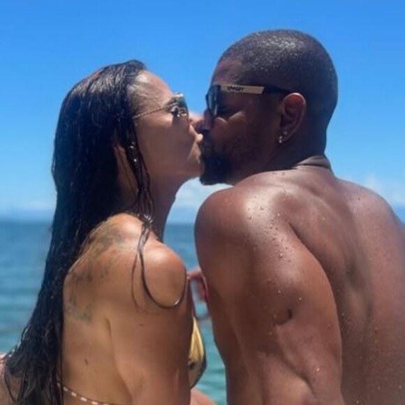 Viviane Araujo exibe corpão de biquíni fio-dental ao lado do marido, Guilherme Militão