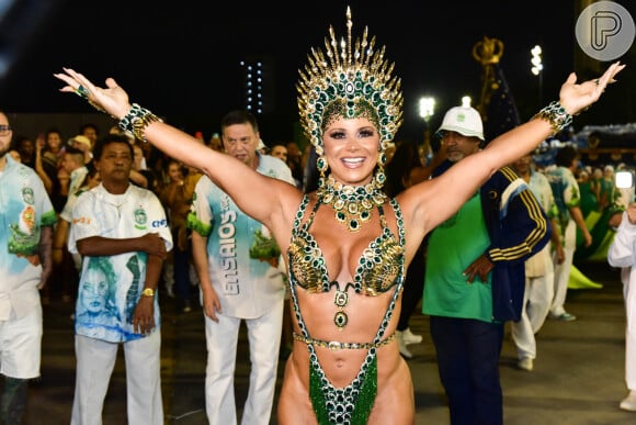 Viviane Araujo também brilha como rainha de bateria pela Mancha Verde em São Paulo