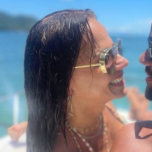 Viviane Araujo posou em clima de romance com Guilherme Militão por Angra dos Reis