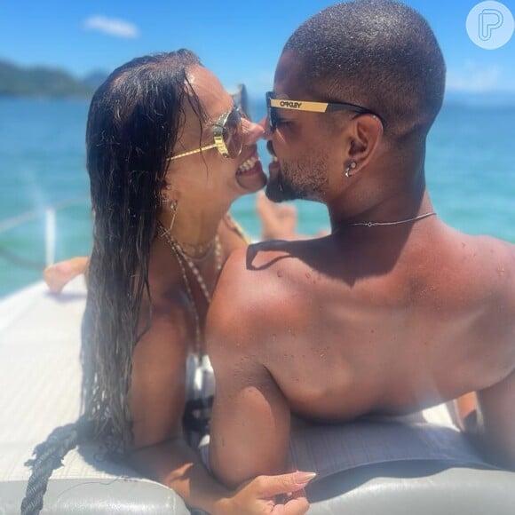 Viviane Araujo publicou uma sequência de fotos que culminou em um beijo no marido