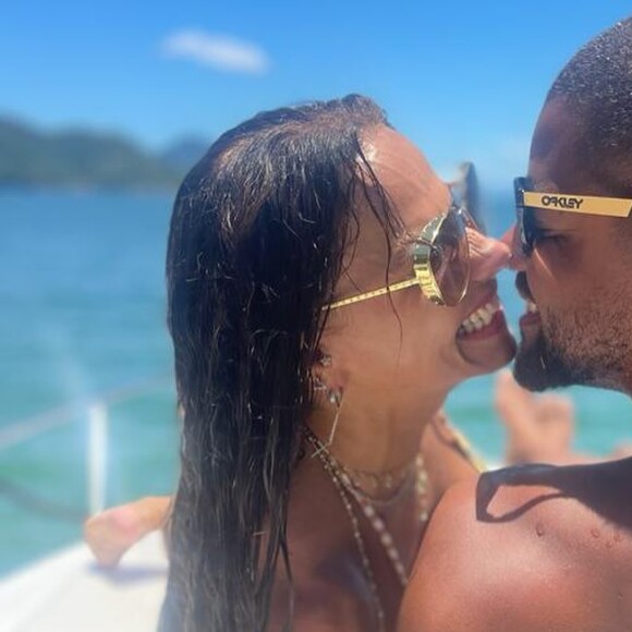 Viviane Araujo publicou uma sequência de fotos que culminou em um beijo no marido