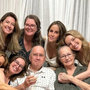 Gisele Bündchen postou foto com a mãe, pai e irmãos após a morte da genitora, Vânia