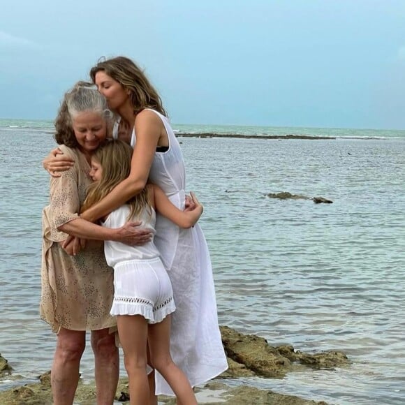 Gisele Bündchen em foto com a mãe, Vânia, e a filha, Vivian