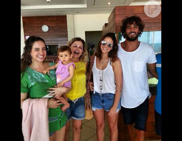 Durante folga com Marlon Teixeira, Bruna Marquezine visitou alguns amigos do modelo