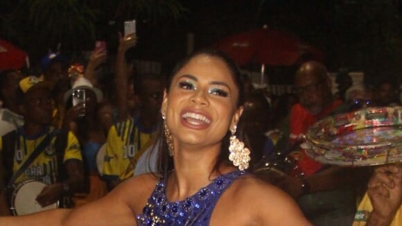 Lexa valoriza corpo com vestido míni com brilho para ensaio de Carnaval antes de desfile e bloco de rua inédito no Rio. Veja fotos!