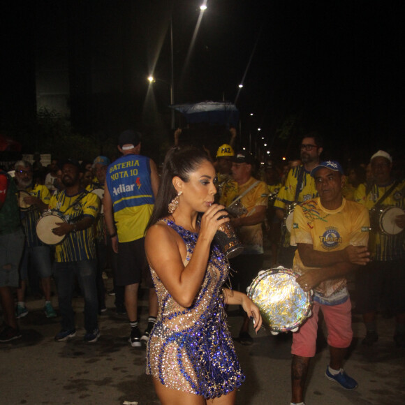 Lexa destacou suas pernas torneadas no vestido e ainda elegeu uma sandália de salto 'gladiadora' para o samba