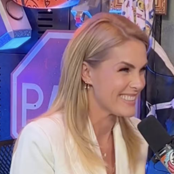 "Esse sorriso responde?", pergunta Ana Hickmann ao ser perguntada se beijou na boca