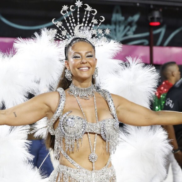 Paolla Oliveira brilha em ensaio da Grande Rio com look que destaca seu corpo real e maquiagem ousada