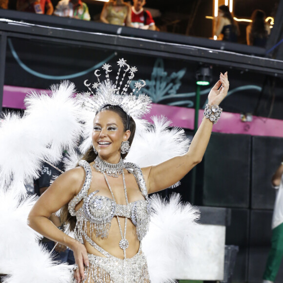 Paolla Oliveira compareceu a um ensaio técinico da Grande Rio na noite deste sábado (03)