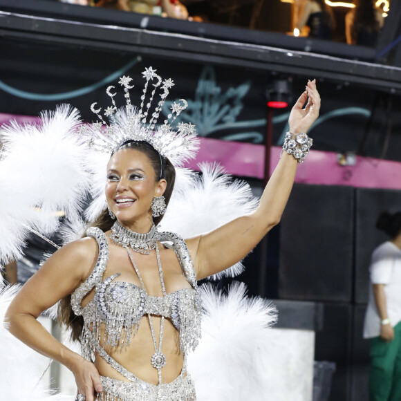 Paolla Oliveira poosu para fotos usando um look todo prateado que destacou seu corpo real
