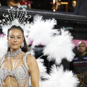 Paolla Oliveira ainda destacou uma maquiagem diferentona ao redor dos olhos que chamou atenção