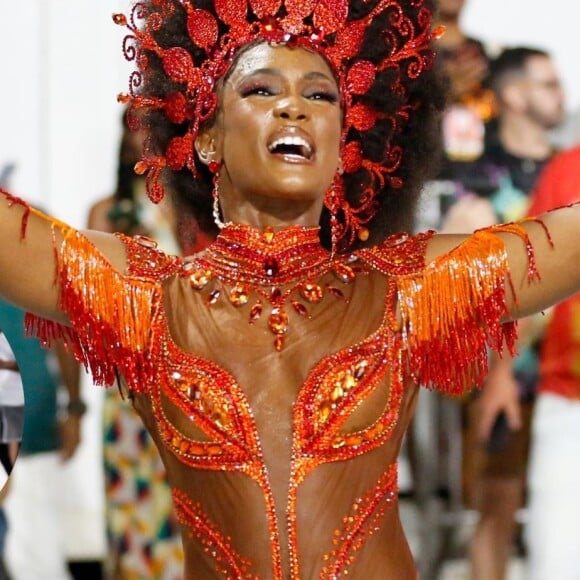 Maiô cavado e virilha à mostra: Erika Januza arrasou em ensaio da Viradouro para o carnaval 2024 em 4 de fevereiro de 2024