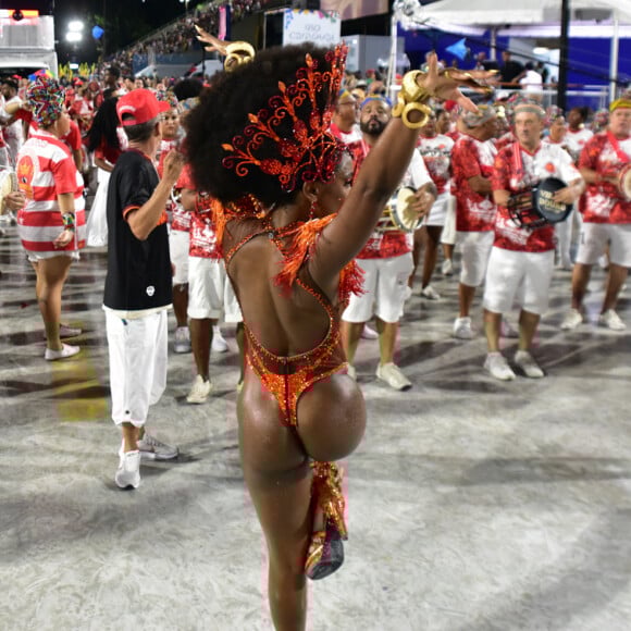 Bumbum à mostra: Erika Januza apostou em maiô cavado com recortes estratégicos para noite de ensaio do carnaval 2024