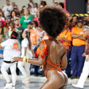 Erika Januza é rainha de bateria da Viradouro pelo terceiro carnaval seguido