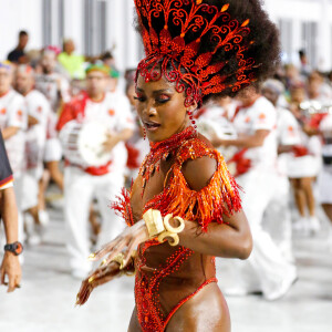 Erika Januza apostou em look cavado para ensaio de carnaval na Sapucaí