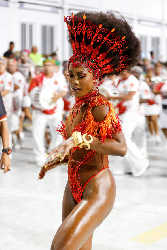 Erika Januza apostou em look cavado para ensaio de carnaval na Sapucaí