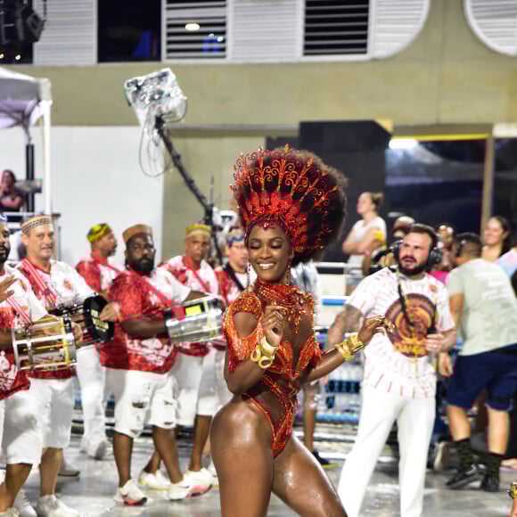 Erika Januza esbanjou simpatia e interagiu com os ritmistas da Viradouro em pré-carnaval 2024