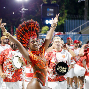 Erika Januza exibiu o corpo sarado em ensaio da Viradouro