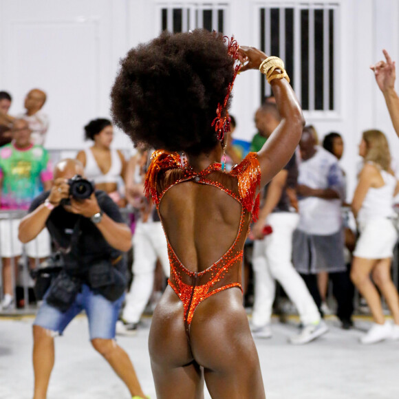 Erika Januza exibiu o bumbum malhado com maiô cavado em ensaio da Viradouro para o carnaval 2024