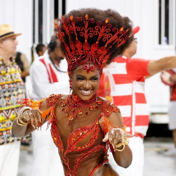 Carnaval 2024: Erika Januza é a rainha de bateria da Viradouro