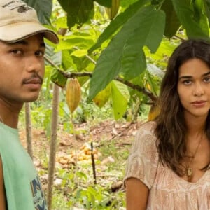 Em 'Renascer', João Pedro (Juan Paiva) conhece Mariana (Theresa Fonseca), mas assusta jovem com proposta.