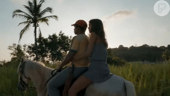 Em Renascer, Joao Pedro (Juan Paiva) leva Mariana (Theresa Fonseca) embora a cavalo para  fazenda