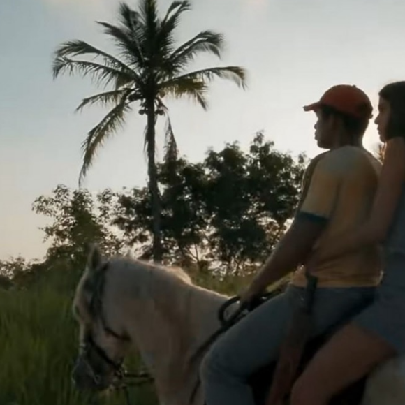 Em Renascer, Joao Pedro (Juan Paiva) leva Mariana (Theresa Fonseca) embora a cavalo para  fazenda