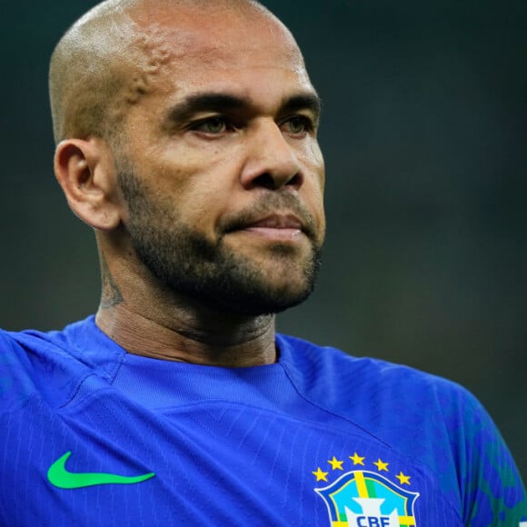 Daniel Alves chorou e pediu água no momento em que contava que descobriu através da imprensa que foi denunciado por abuso sexual