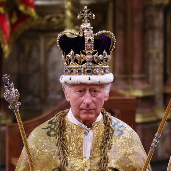 Rei Charles III vem gerando especulações com um possível afastamento do trono devido ao câncer