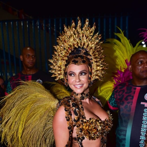 Paolla Oliveira dispensou tule transparente em fantasia neste ano