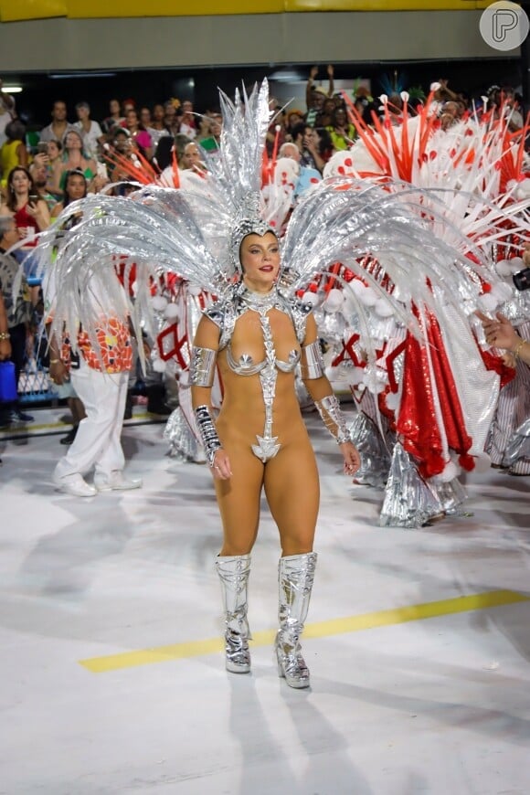 Paolla Oliveira usou fantasia prata com tule invisível no Carnaval de 2023