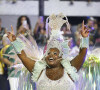 Cintura de Jojo Todynho ficou em evidência com look branco usado pela cantora no Carnaval