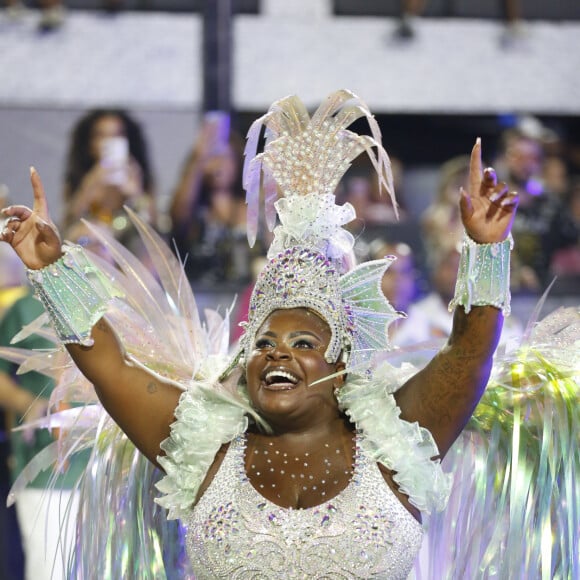 Cintura de Jojo Todynho ficou em evidência com look branco usado pela cantora no Carnaval